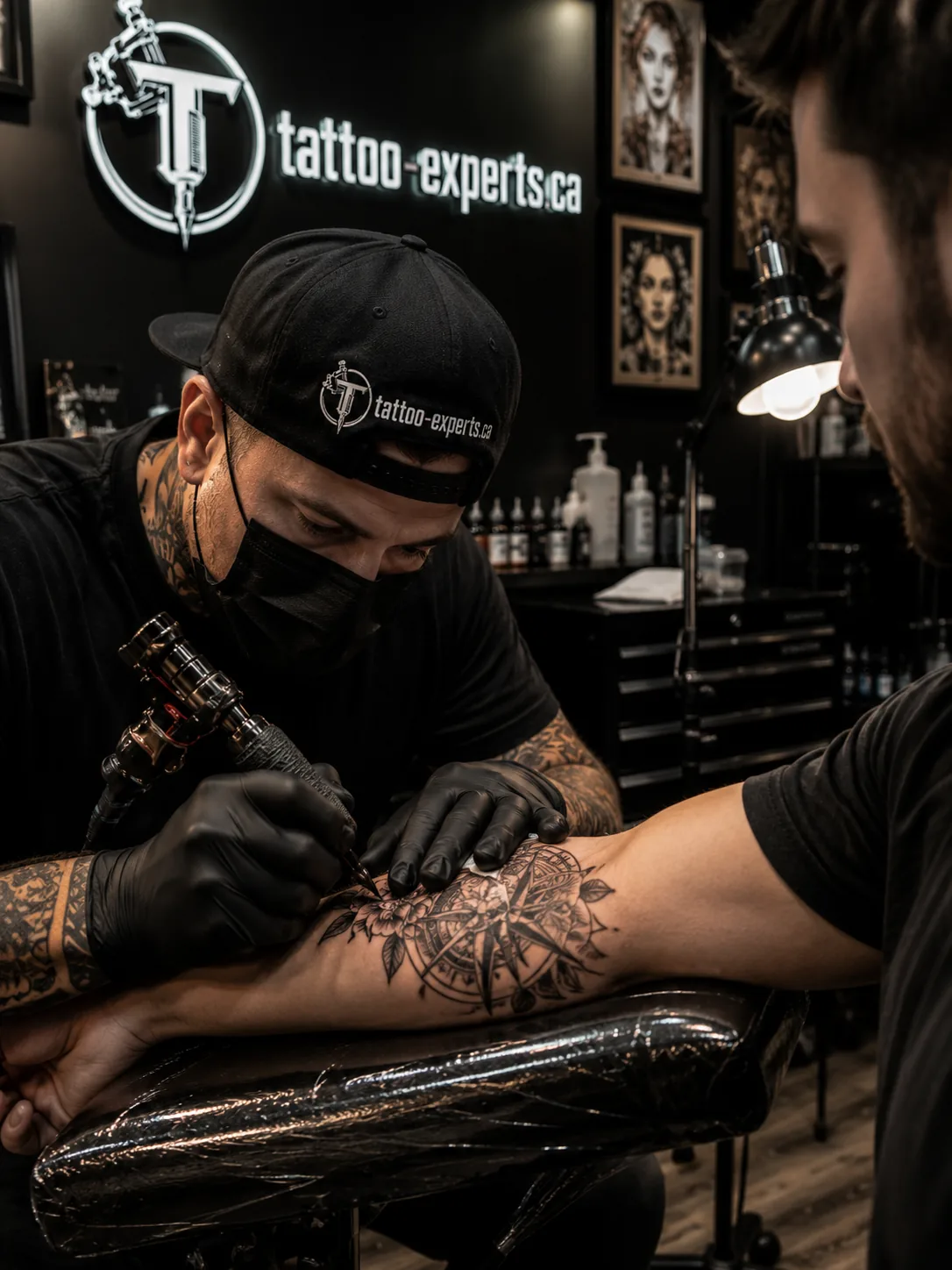 Tatoueur réalisant un tatouage sur un avant-bras