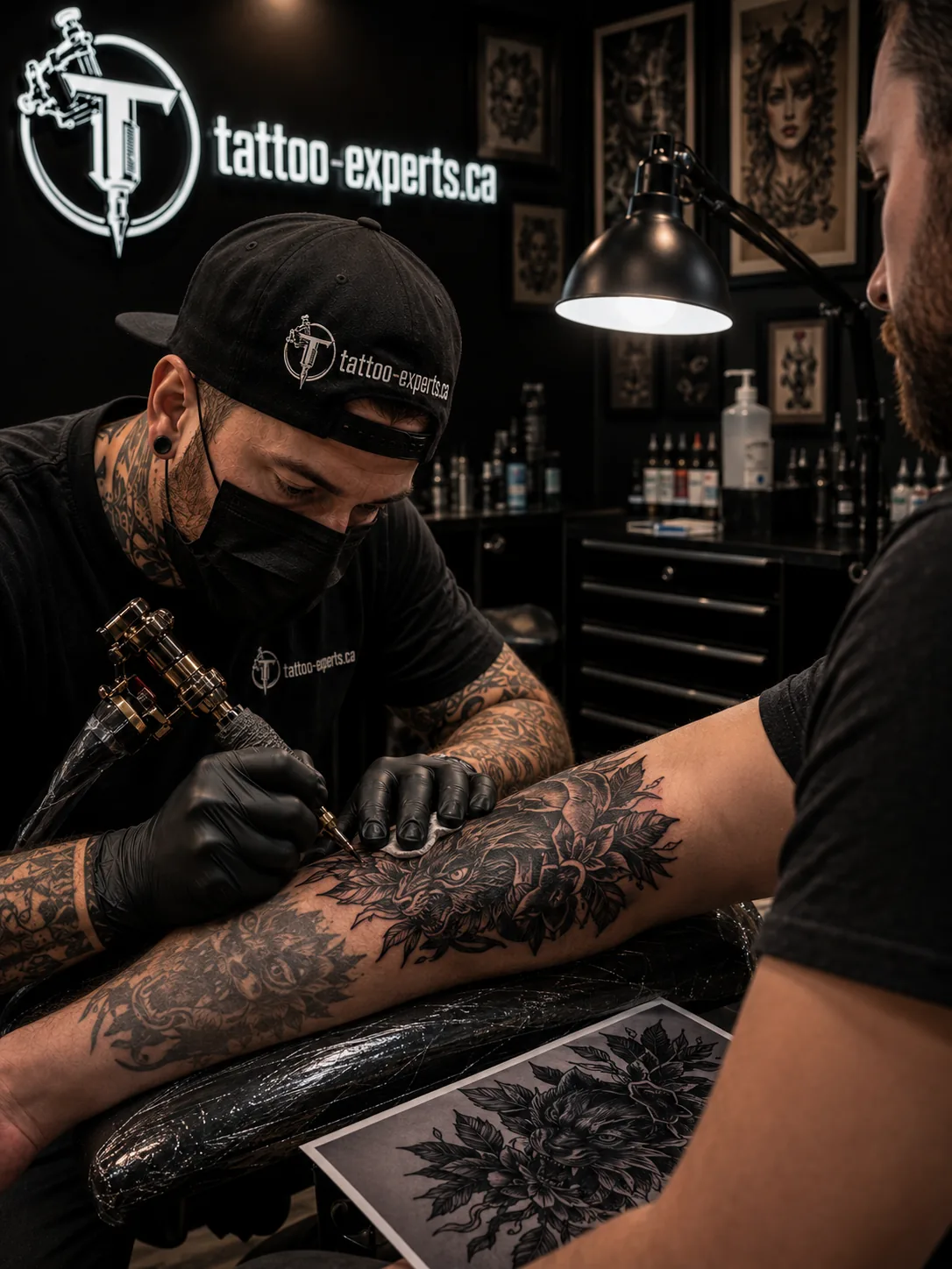Tatouage détaillé en cours de réalisation