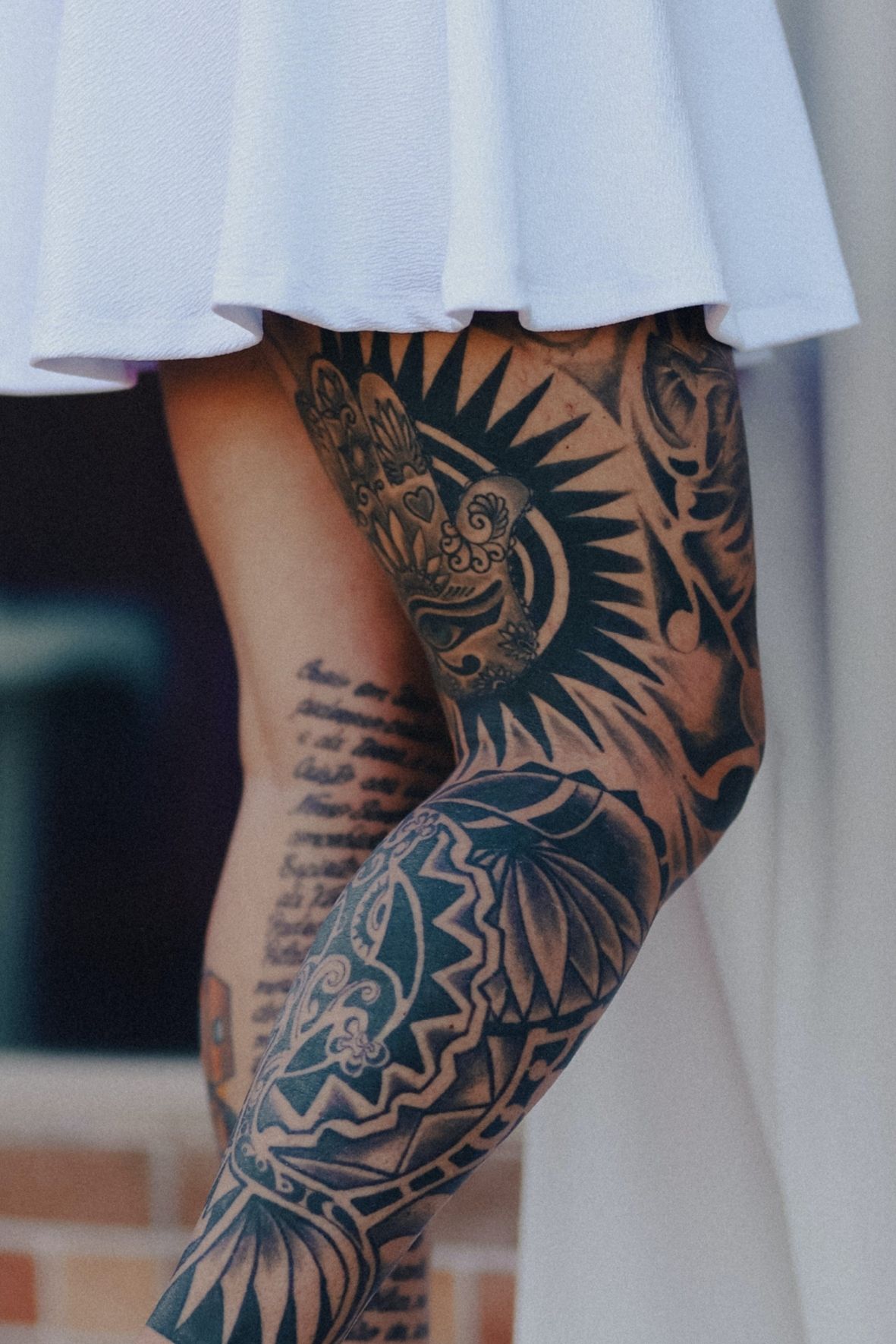Jambe avec grand tatouage noir aux motifs géométriques et artistiques dans l’univers du tatouage au Québec